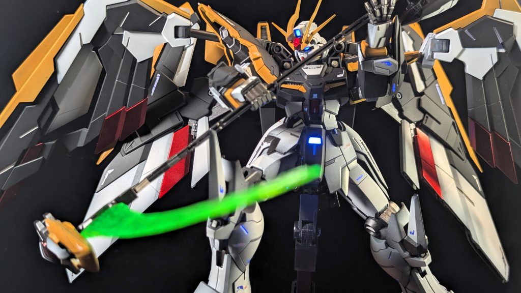 武装については、ダブルビームシザースとホーネット3基を取り付けたシザースの二刀流にしました。中々にハイボリュームになってしまい、ニ刀流ポーズの撮影は困難を極めました・・(笑制作中にGUNDAM FIX FIGURATION METAL COMPOSITE ガンダムデスサイズ(EW版)(G.F.F.M.C)の商品紹介がされたので、そちらを参考としています。