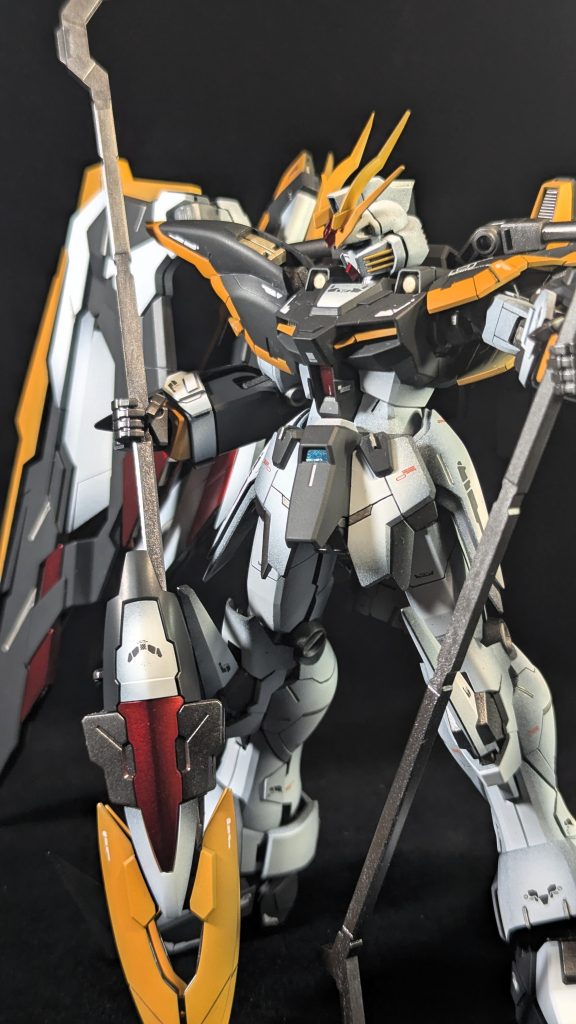 塗装表現としては、白いパーツと黄色いパーツはグラデーション塗装を施しました。基本的には「黒立ち上げ」とし、特にパーツ裏面も真っ黒にしました。これによってプラ素材の透け感が消え、エッジも鋭く(パーツが薄く)見える視覚効果も少しは合ったかと思います。メタリック部分は半光沢で、赤いパーツはキャンディ塗装としています。いつもなら全部つや消しで揃えるのですが、あえて光沢を不揃いにしてみました。兵器よりもキャラクターフィギュア感が増す効果があり勉強になりました。