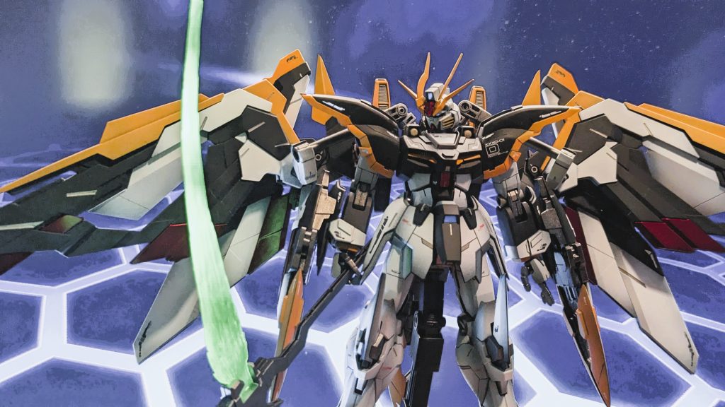 この写真では、ウイングの羽の開き方を少し変えてみました。こちらのほうがしっくり来ますね。今回は20年ぶりにMGを組みました(改造・全塗装としては初めて)。HGと比べパーツ分割がされていて塗り分けが楽に感じたほか、スタイルも手を加えなくても十二分にカッコよいです。丁寧な工作をすれば完成度が高まるのもよいですね。なお、マントの意味のcloth(クロス)と、今後の可能性を示すXを合わせてVer.Xと名付けました。有り難いことにInstagramでも好評を博しており、今後の制作意欲も湧いてきます。それでは次回作をお楽しみに!tobeafactoryのtb(ティービー)でした!