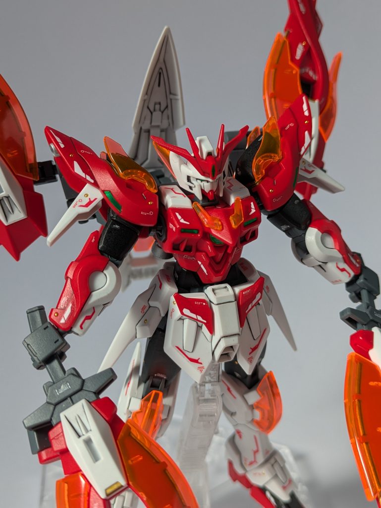 部分塗装、スミ入れ、トップコートつや消し。ライフルの合わせ目消しとクリアパーツ後ハメ。肩にスラスターを追加。このキット、本当にカッコ良いです。