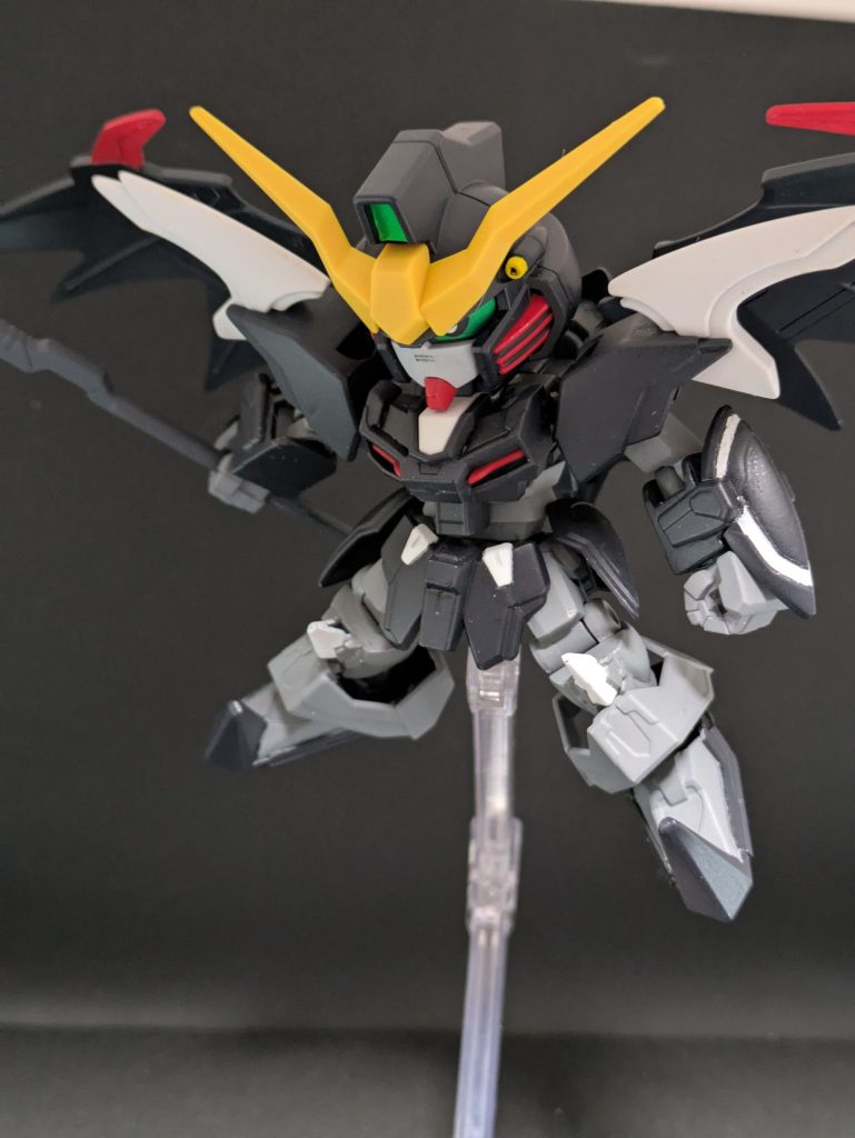 徐晃、というかSDW系は腹も可動するんですよね。ボディを徐晃メインにしたのはこれのため。肘は動くけど膝は棒のEXスタンダード、膝は曲がるのに肘が死んでるSDW。ならばいいところだけあわせたら、MSアセンブルにも負けないのでは?という思いつきからやってみた形ですが、このサイズにしてはわりと動く方になったのではないかと。幸いなことに、SDWの独特な造形は徐晃に関しては少なめで、ディテールもそのままで違和感はないと思っています。肩が少しさみしいかな?フロント、リアアーマーだけはそぐわないとわかっていたので、EXスタンダードのものを移植です。