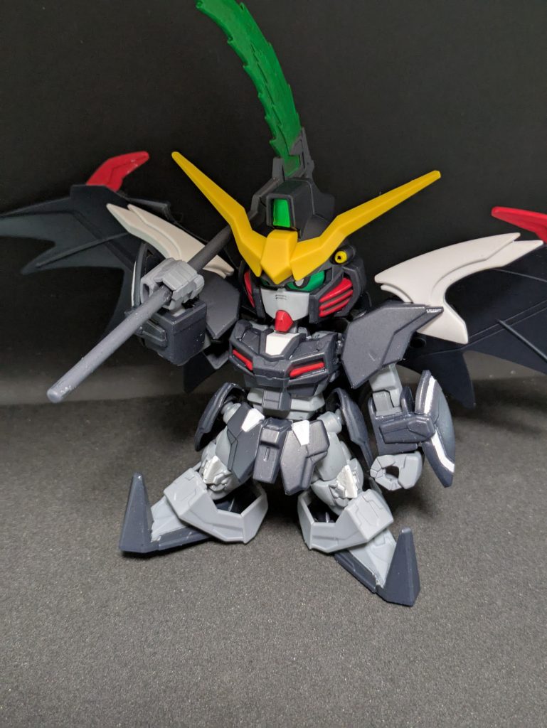 肩に担いだかのようだ!可動域上、これが限界でした。今回苦労したのは、塗装。あの細かい白をマスキングで処理しようとして失敗し、やはりマスキングは天敵か!とばかりにフリーハンドに移行してます。少しよれているのは味わいです。味わい。次やるときはまた違う方法を考えなければ・・・塗装、難しいですよね。