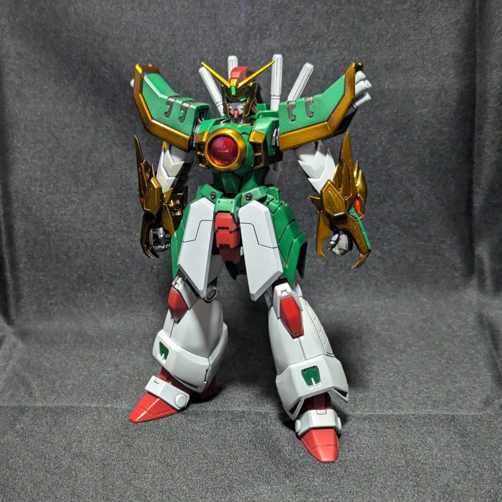 設定画や劇中のイメージに合わせて、各部のトゲを延長+シャープ化しています。両腕のドラゴンは安全基準大幅超過に尖らせすぎたので触るのが怖い・・・。つま先も2mm延長しています。また、各部にうるさくなりすぎないようにディティール追加しています。あと、スジボリは全体的に掘り直しています。ドラゴンの目は透明レジンに置き換えてます。肩のディティールが個人的にお気に入りポイントです。