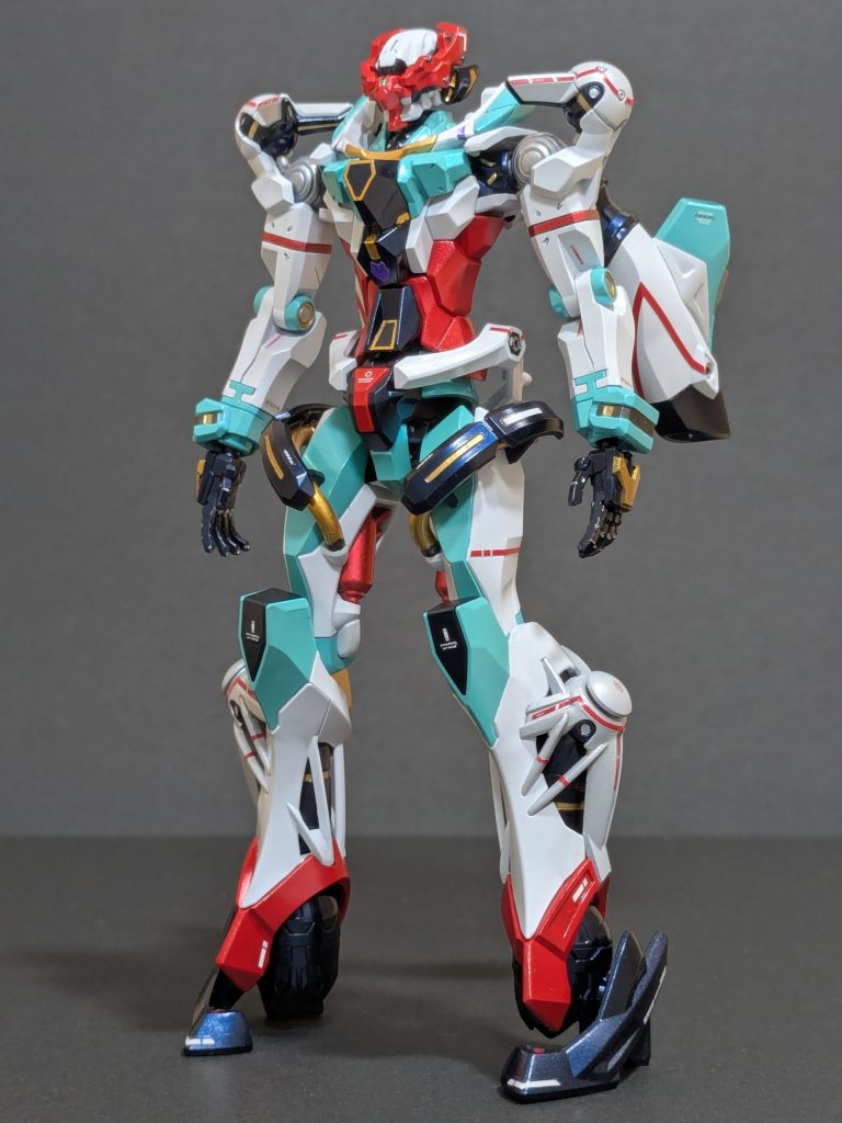 プレーンなオメガ・サイコミュ未起動状態。 ジークアクスは 「もしも」が随所に散りばめられている作品らしいので、本放送前の今回は思い切って配色を変更。それっぽい背景を仮想しました。『MS奪取をはじめとする一連罪状の全てを不問とする条件として、実戦運用データの一定収集を委託された“ポメラニアンズ”の暫定主力機。機体名は依然伏せられており、《UNREGISTERED》──未登録を意味する名がそのまま定着し、『アンノウン』、『ナナシ』などと呼称されている。これに「ダサい」と難色を示すパイロットが改名を熱望している……という風説が存在するが、今日に至るまで登録名は改められていない。しかし、あるバトルを境に外装色が変更され、より彩やかな外観となった。所属クランの傾向から逸脱した姿に、コロニーラクガキ犯としても知られるマヴ《AAA》の関与が噂されているが、やはりこちらも風説に過ぎない』 ……みたいな。妄想が過ぎるぞ、本放送前なのに。 以降、飾る勢あるあるの最初で最後のブンドドタイム。