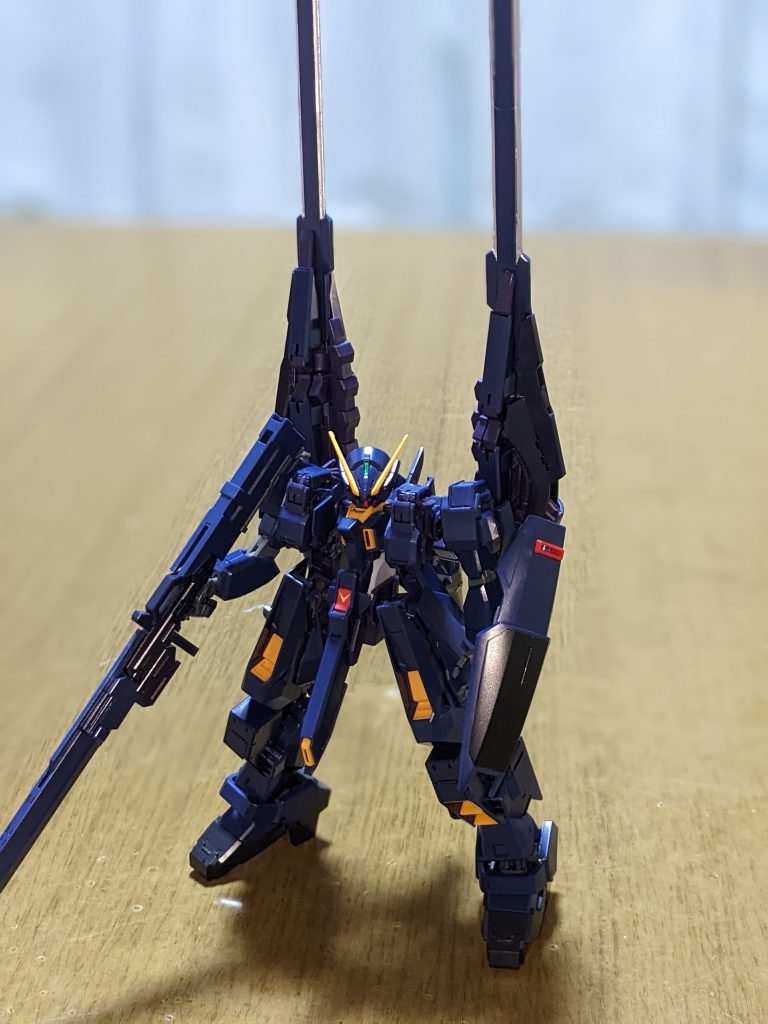 ヘイズルIIの特徴であるコンポジットシールドが長いので、全景はちょっと引き気味です。また、背面のブーストポッドの取り付け方がキットの仕様上、元々のヘイズルIIのままにしております。(RX-124 ガンダムTR-6 ギャプラン形態の様にするとコンポジットシールドが開いてしまうのです)あとブレード部分はMETAL ROBOT魂版をイメージしてシルバー塗装を施しました。