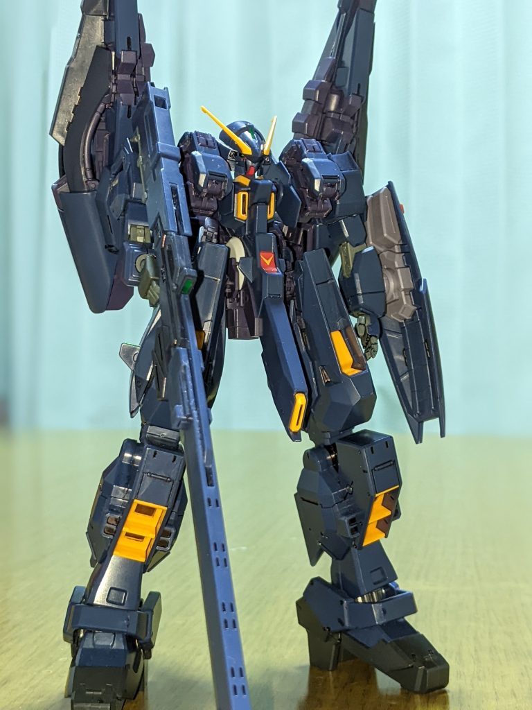 武装についても設定ではXBR-M86C系統(いわゆるRX-178のBR)にグレネード装備(有名なのはゼク・アイン第3種兵装)をした物でしたが、持っていないというのと、アウスラの肩を使っているからXBR-M84系統にロング・ヒート・バレルをセットアップしてみました。元より様々な兵装を作戦に合わせて使用するそうなので、これはこれでアリではないでしょうか?ヘイズルの四股@ヒール付きを装着したことでタッパがモデル体型になったことで迫力が増したように感じます。
