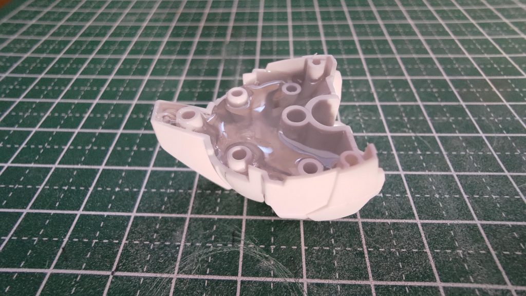 プラモの中は次の作業のために中をすべてレジンで埋めてます。