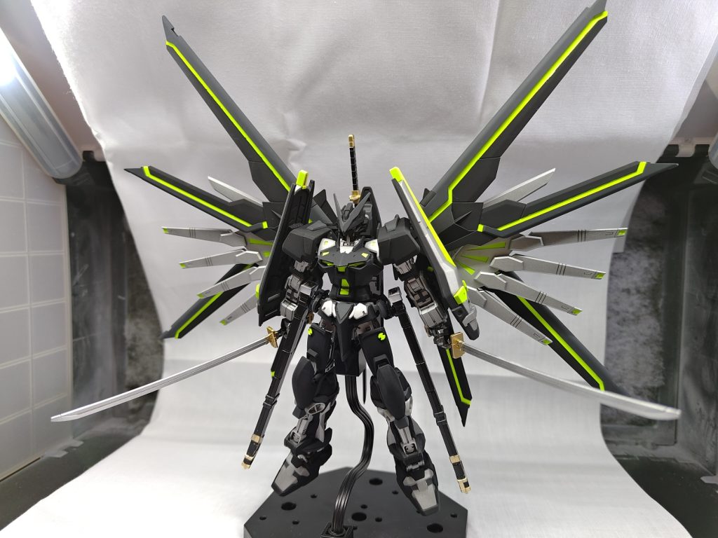 過去作のデスティニーガンダムでも同じような構図で写真撮った気がする。でもこう、ばぁって広がってるの、格好良いじゃん!