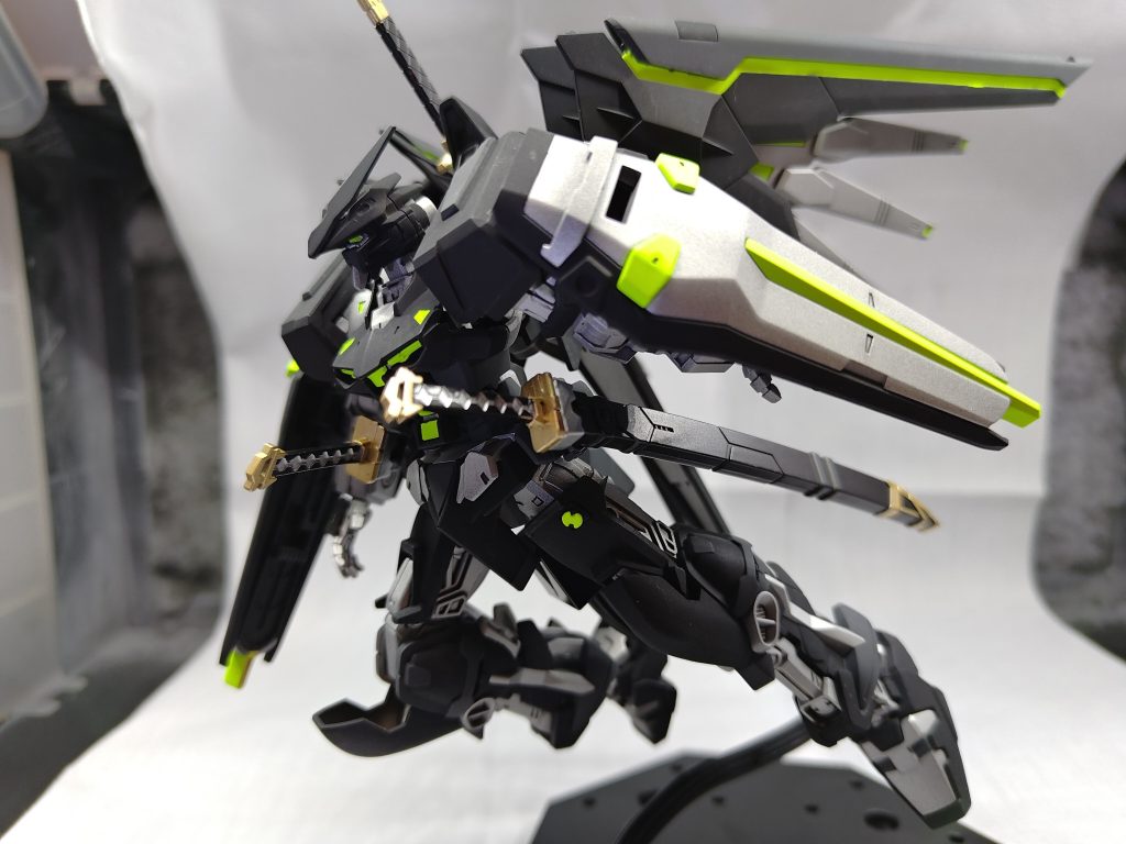 使用塗料黒:ブラックサフグレー:ブラックサフ -> ティターンズブルー1シルバー:ブラックサフ -> スーパーファインシルバー黄:ブラックサフ -> 蛍光イエロー金:ブラックサフ -> ゴールドフツノミタマ刀身:ブラックサフ -> つや有りブラック  トップコート全体:つや消しプレミアムガーベラストレート/その鞘/フツノミタマ:つや有りクリアー以下蛇足。