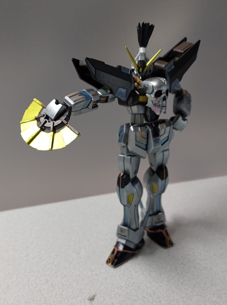 前座というわけではありませんが、まずは非武装形態から。茶筅髷・・・いや増設アンテナは、頭部の後方へ出っ張った部分を切り落とし、1/144MSエフェクトを接着しました。ブラックで塗装した後、刺しゅう用の白糸を巻き付けて結んでます。クロスボーン魔王の主武装であるガン×ソードを脚部に装備することにしたのですが、この面白いグリップパーツを使わないのはもったいないと思い、プラ板とプラ棒で作ったパーツを差して扇子を作ってみました。手首の角度を付けられる次元ビルドナックルズがいい味を出してくれてます。信長「人間五十年・・・下天の内をくらぶれば、夢幻のごとくなり・・・」家臣A「おお、殿が幸若舞”敦盛”を舞っておられる・・・」家臣B「今川との戦を前に、覚悟を決めておられるのだ」