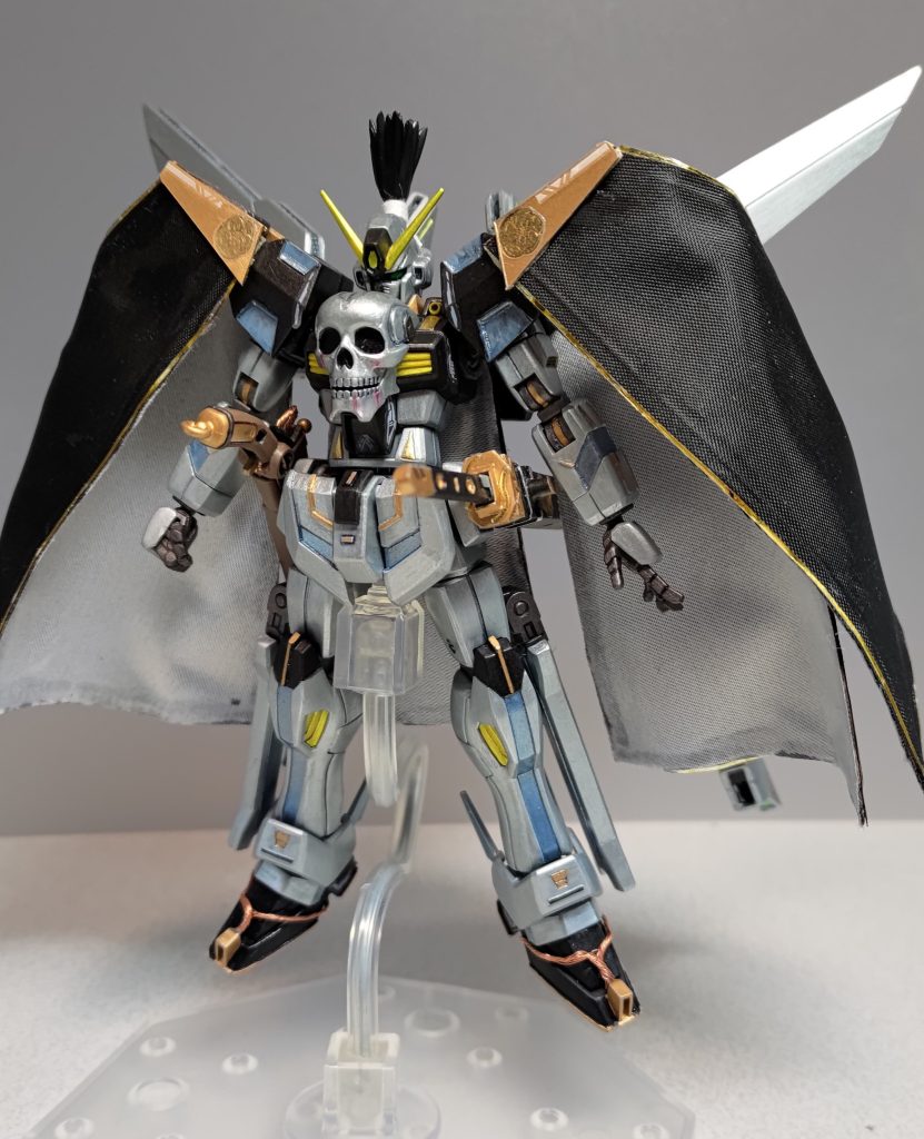 ネタもそこそこに、ここからはフル装備! 肩と背中にABCマント、背中にツインサテライトキャノンを搭載したバックパック、右腰にマッチロック風バスターガン、左腰に太刀と鞘、両足にクロスボーンガン×ソード!! 盛ったなぁと思われるかもですが、まだ増えますw<備忘録という名のカラーレシピ>銀:ガンクローム、GXホワイトシルバー、GXアイスシルバー黒:ウィノーブラック、焼鉄色、メタルブラック黄:GXメタルイエロー  金:ゴールド茶:ウッドブラウン  緑:蛍光グリーン