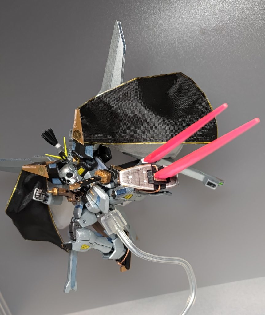 こんな感じに! 足裏のヒートダガー装着部を拡張してこちらにもクロスボーンソードのエフェクトを装着できるようにして、ツインビームソードキックが可能になりました。モビルスーツの足癖は悪いほど良い!