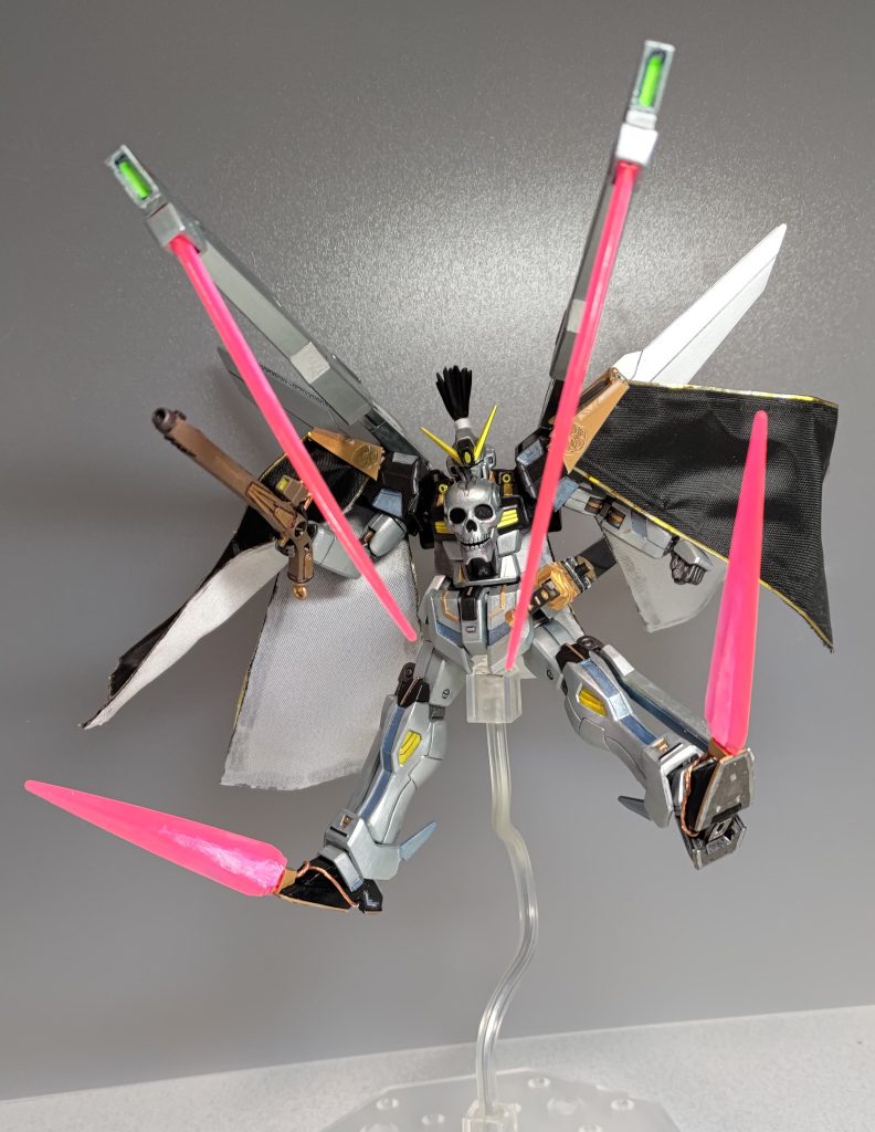 サテライトキャノン先端にプラ板を接着してビームザンバーの一部を装着できるようにして、ツインキャノンからビームザンバー、両足からクロスボーンソードを展開。ディキトゥスと同じ四刀流! さらにこちらは両手と胸部が残っているのだ・・・!