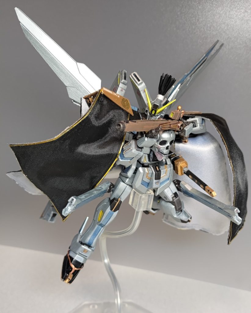 マッチロック風バスターガン! あくまでマッチロック(火縄銃)風で、用途はバスターガンと同じですwバスターガンを3㎜プラ棒で延長してプラ板・プラ棒でディテールを付けました。また、照準センサ?後部とグリップ付近に穴を開け、火縄に見立てた撚り合わせ銅線を装着してます。脚部のガン×ソードは自在に角度を調整できるサブ射撃兵装ですが、もちろんソードとして扱うことも可能です。