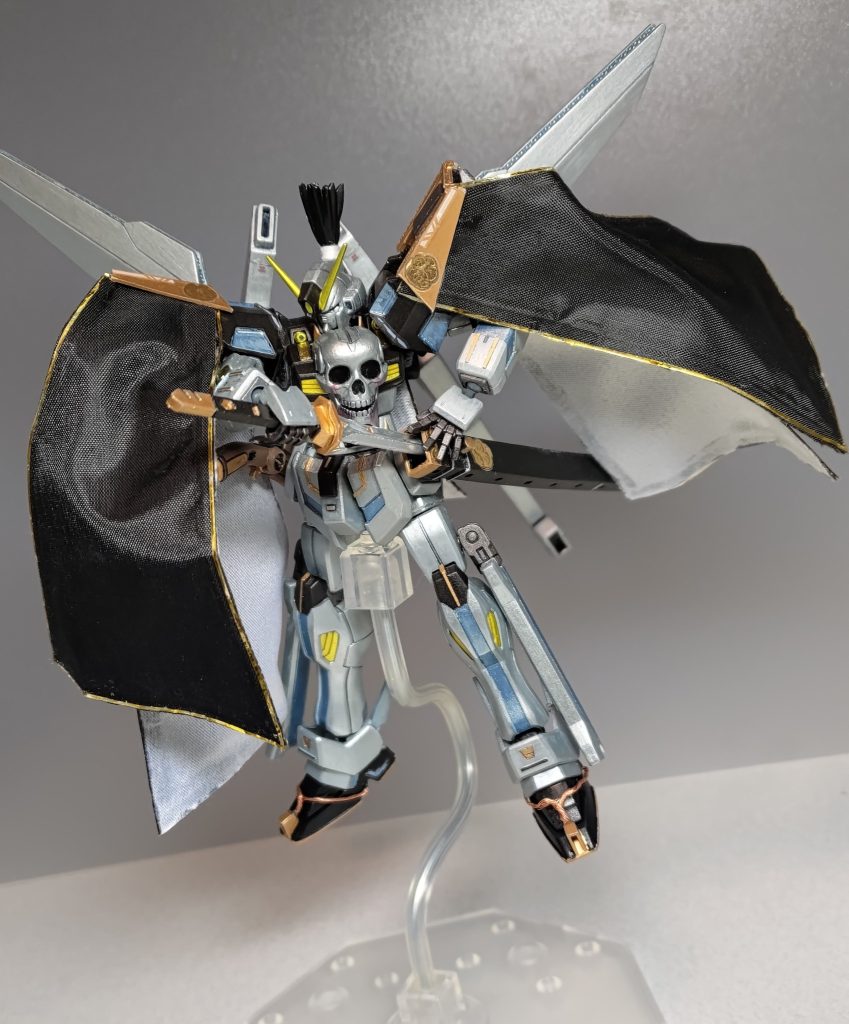 ということで手を使っていきましょう。太刀、抜刀!バルバトスの太刀をベースに、柄尻の曲がった部分を切り落として真っすぐにし、自作した鍔を装着できるようにしました。織田信長の太刀と言えば”へし切長谷部”などが有名ですが、さすがに実物へ近づけようとはしてません・・・技量足らずで沼にハマることが目に見えてますので・・・