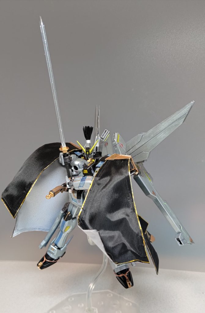 次元ビルドナックルズのおかげで、抜刀や両手持ちのポーズが無理なくできます。鞘はプラ板とプラ棒で自作したものです。サイドスカートとはプラ棒によるボス穴接続なので簡単に取り外すことができ、太刀を納刀したままぶん回すこともできます。いや日本刀をそんな風に扱っちゃいかんよ・・・と思われた方、ご安心ください。この鞘は鈍器ではなく、ビームサーベルです。