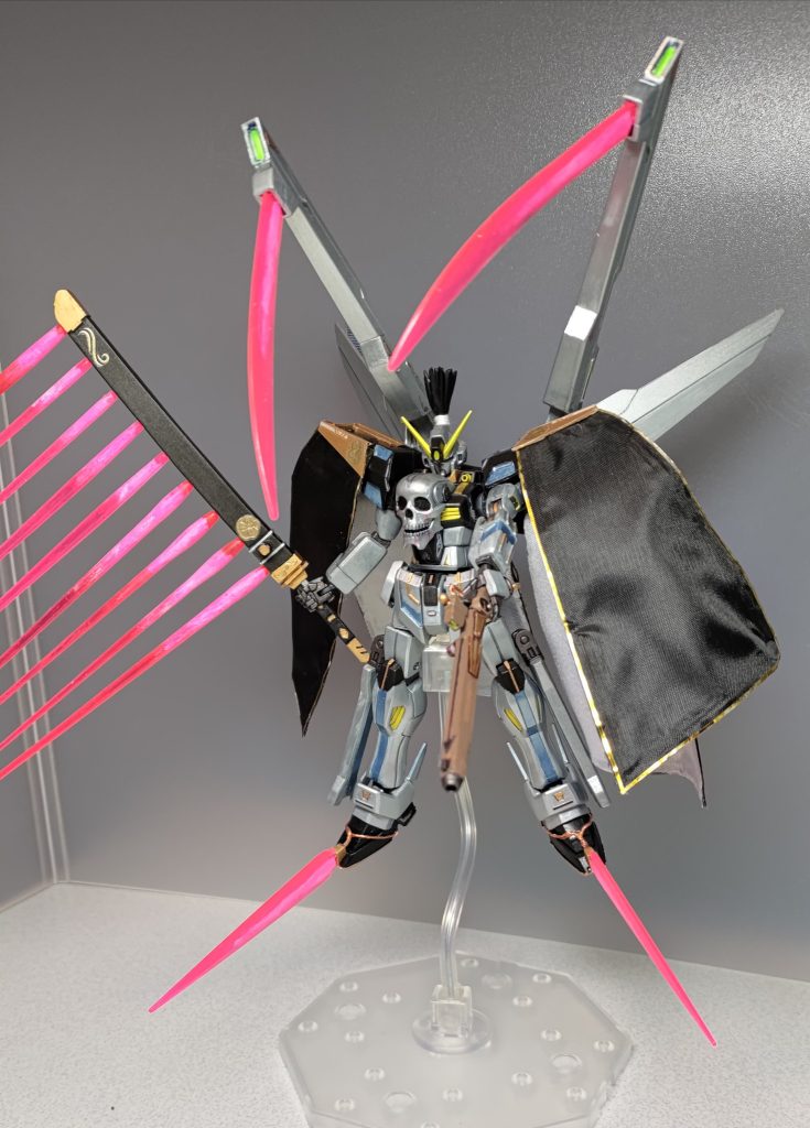 ビームエフェクト全展開。盛ったなぁ!自作パーツ(特にマント)の制作が手探りの連続で、過去最大の制作カロリーとなりました。フルクロス買って来いよと思われた方、はい(遠い目)。行き詰ったときに手をかけていた他のキットがあるので、次回作はもっと早い・・・はず・・・以上、ご覧いただきありがとうございました。