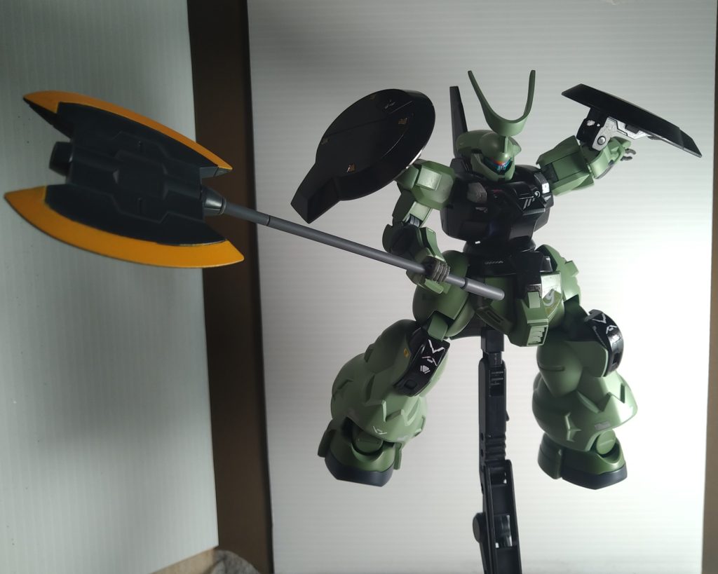 ほぼ完全塗装である!ザクっぽい色にしたかったので、ガンマカエアブラシでザクグリーン2種を吹く、抹茶みたいな色で舐めたくなるのを我慢する