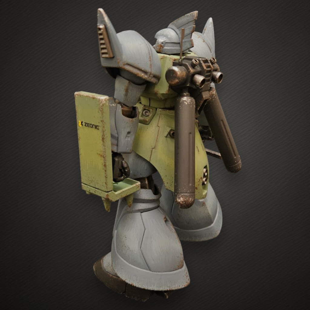 後ろから(2)スパイクシールドにはジオニックデカールを貼りました。