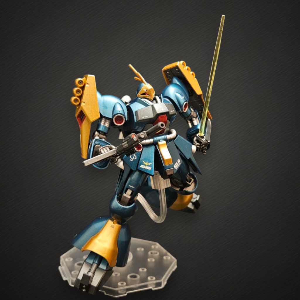 ビームライフルとビームサーベルを構えて