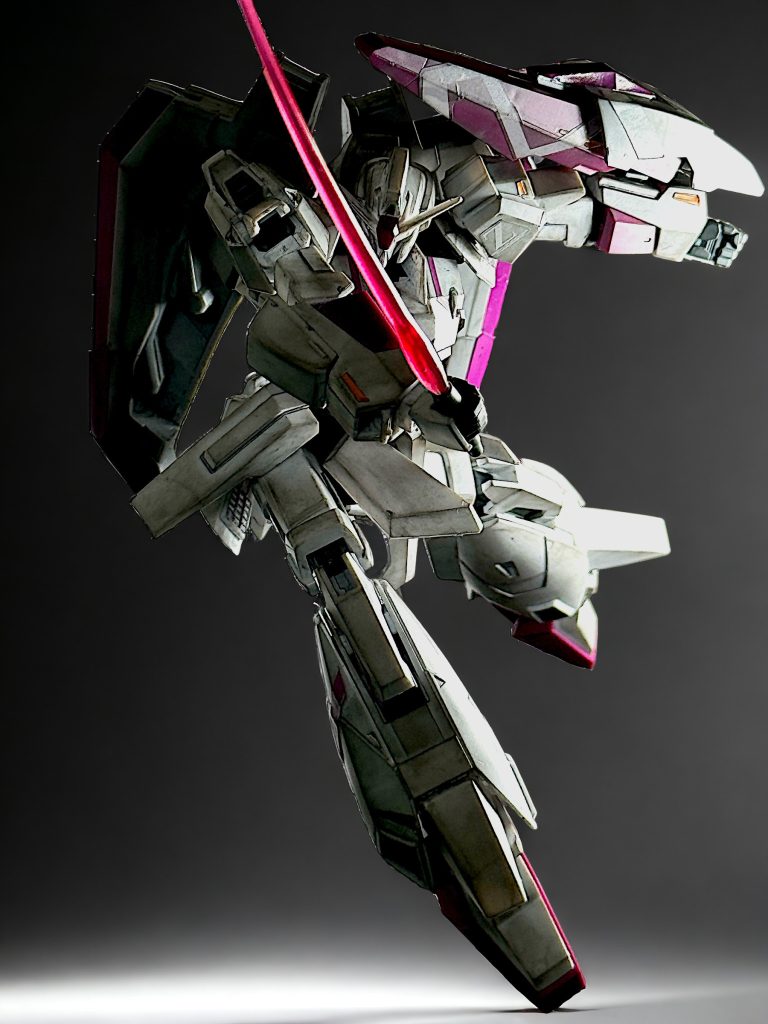 ビームサーベルのポーズ。 サーベルのクリアパーツが綺麗に光るように、かつイケメン顔もなるべく良く写るように工夫しています。 Zの脚部は可変機としてデザインが洗練されており、特に気に入っています^_^