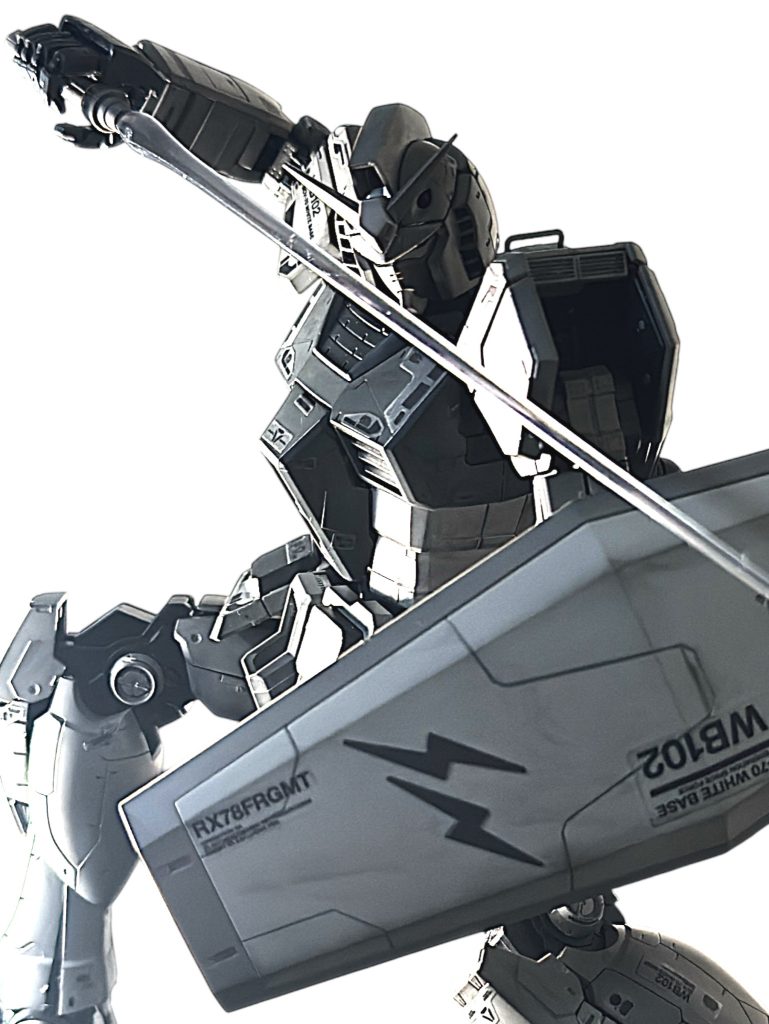 成形色はグレーベースで、全体的にクールで洗練された印象です。パーツの輪郭をクリアにするため、エッジを強めのウェザリング仕上げとしています。 サーベルのクリアパーツがグレーなのはめちゃくちゃカッコいい！