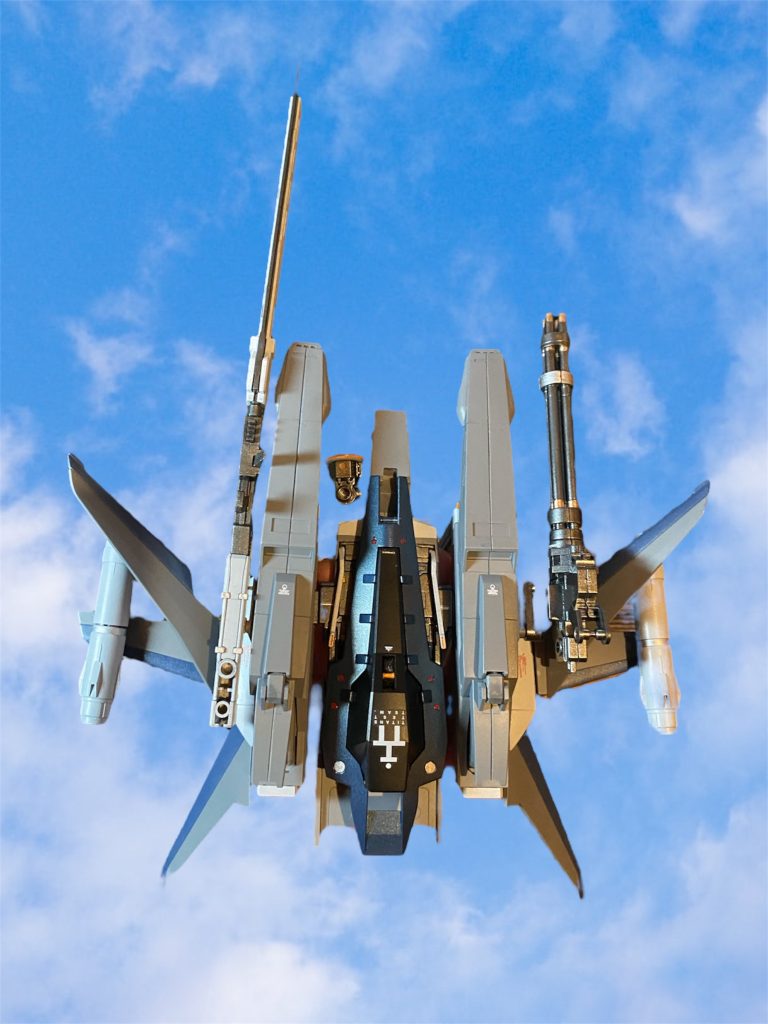 MSを搭載しない場合には接続ポイントを利用してT3部隊で運用されたシールドブースターを装備することも可能である。