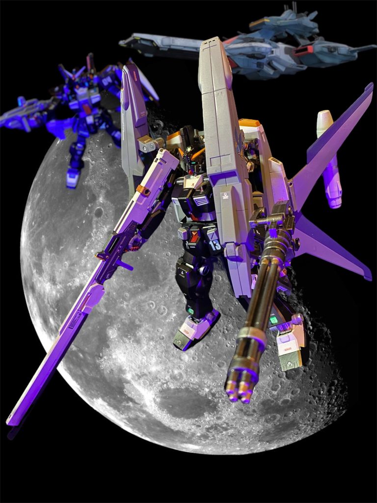 機体下部にはアームで2基のウェポンベイが接続され、ここに搭載火器が集約された。アナハイム社で設計されたロングビームライフルの他、T3部隊開発のロングブレードライフルや、ビームガトリングガン、マイクロミサイル、バルカン砲、大型対艦ミサイル等、本機は攻撃機としてのMSの武装強化の役割も担っている。