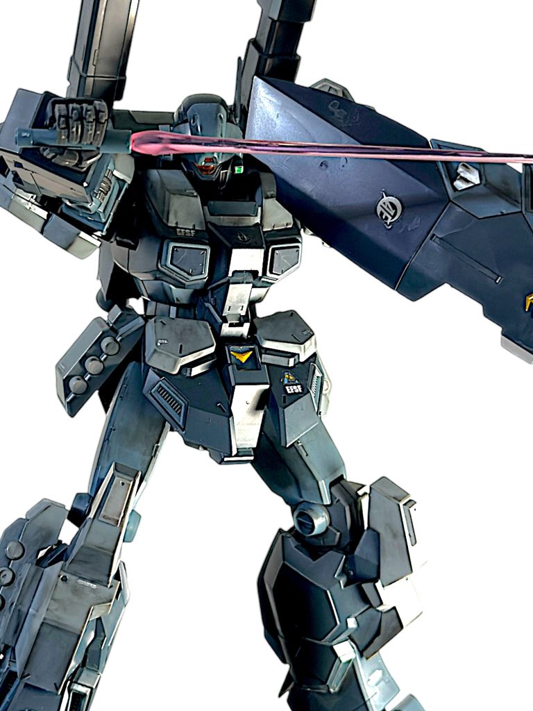 ビームサーベルを持たせてみると、思いのほかカッコよかったので、思わず撮影した一枚。 サーベルのカラーのチョイスがいいですね。また、全体的にウェザリングしていますが、汚しが非常に似合うキットでした。