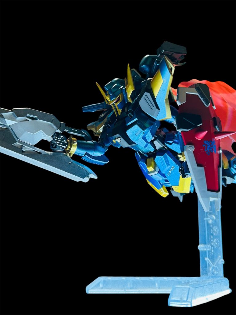 折り畳んでもライフルに。盾のマークはなんか鉄血のです。、