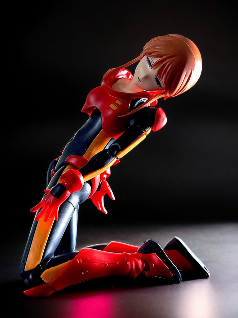 組立説明書に掲載されたポーズが気になり、参考にしつつアレンジを加えてみました。 参考にしたポーズの中では最高難易度で、ポーズだけで切なさや脆さを表現するのに非常に苦労しましたが、満足の一枚が撮れました。