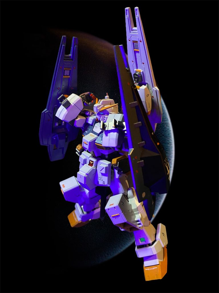 「実は戦場で見たことがあるんですよ、、ちょうどここソロモンの海だ、チェンバロ作戦でね。」「へぇ〜、そうかい。お前さんが昔話ってのもまた珍しい。」「情け無い思い出なんで、これまであんまり人にはした事の無い話です。初陣でね。小隊の面々とも離れ、乗っていたジムもボロボロで、俺はあの時正直『もう戻れない』って思っていた。その時に見たのが、白いRX-78だった。一緒に戦ったなんてカッコいいもんじゃ無い。ただ、死を前にして浮かんでいた自分の前を、敵機を蹴散らしながら一瞬通り過ぎていっただけ。だけど、あの姿は強烈な覚えている。あの姿を見た事で、自分の中に『生きて帰らないと』っていう執念を甦らせてくれた。だから今だに、自分の中であの機体の姿は、無条件に“希望”の象徴なんです。」