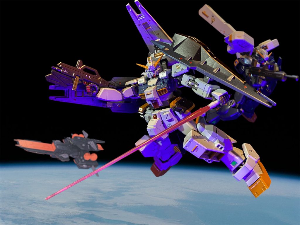 「へぇー！ティターンズカラーじゃないヘイズルってのも何か新鮮だな！」一緒にハンガーに見学に来ていた、カール・マツバラやエリアルド・ハンターは、まるで新しいオモチャにワクワクする様に無邪気にヘイズル改を見て回る。