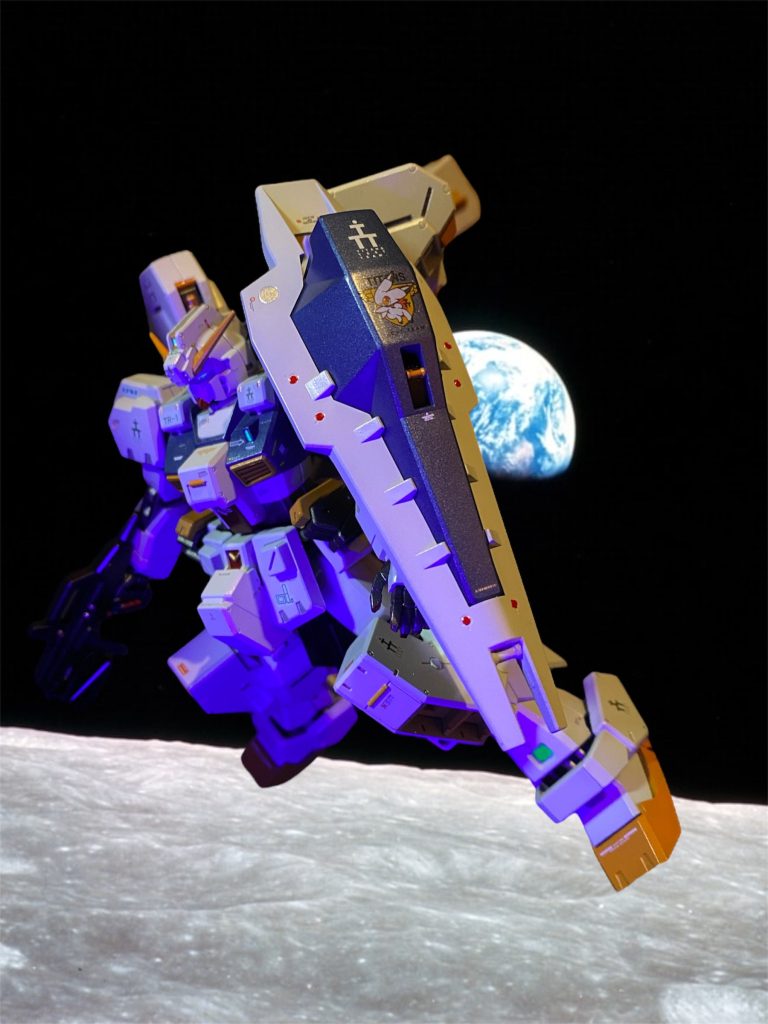 「コイツは現時点での最高傑作だ。新しい“ガンダム”なんだよ。」自慢げに説明を終えたアスワンのチーフメカニック・ヘンドリック・ネスに、小隊長のウェス・マーフィーは近寄って話しかけた。「おやっさん、こいつは“白い”な。」