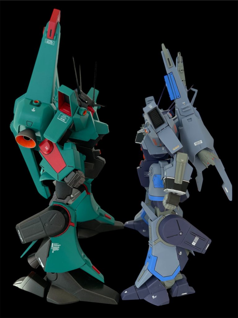 旧キットは横からみてもかなり厚みがあります。そして旧キットの足のサイズ…大人と子供の靴かというくらい大きさが違います