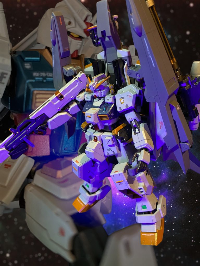 「なら、やっぱり良かったって事だ、コイツのパイロットはお前さんで。あんたの姿は、もうとっくに一年戦争を知らない若い世代にも、“希望”として映っとる。データと部下を必ず連れて帰る、最高のテストパイロットだよ。」二人は白いヘイズル改にかつてのガンダムの姿を重ねていた。