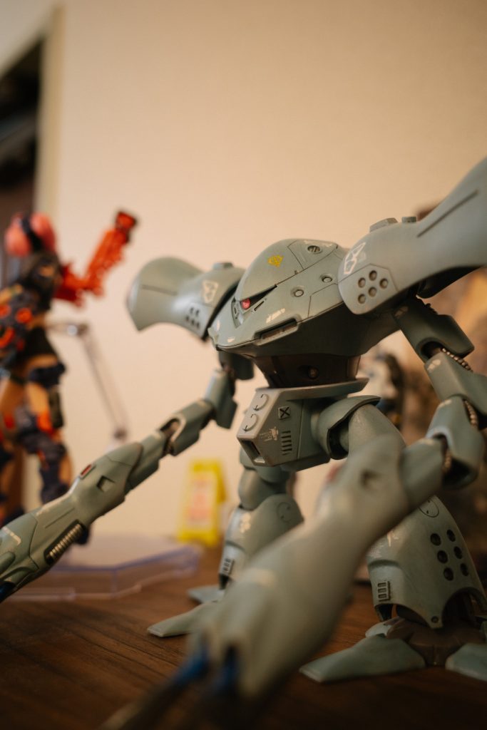 腕のパーツにクラックが入ってしまいました。ウェザリング中、ラッカー塗膜の薄い裏側にエナメル溶剤が入ってしまったかもしれません…。この経験を次に活かします！