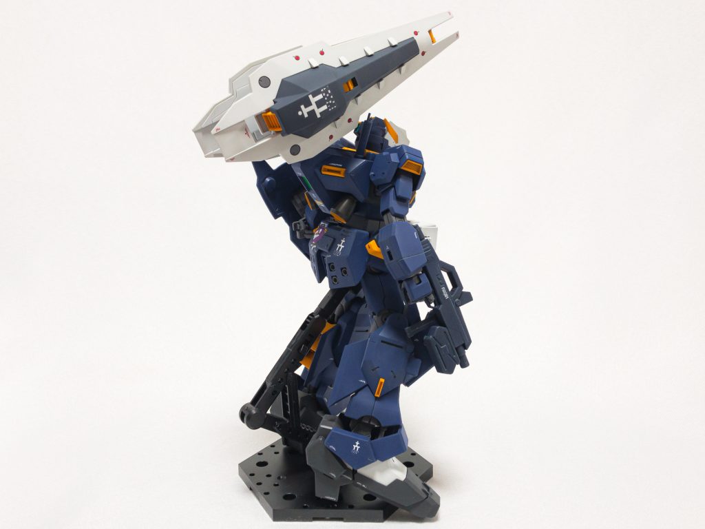 ソールの増加パーツはプラモつくっただけでも重心あがるわ接地面減るわであんまり有効な装備ではないのでは？と思うものの、ティターンズの偉い人たちはバーザムで制式採用するという…