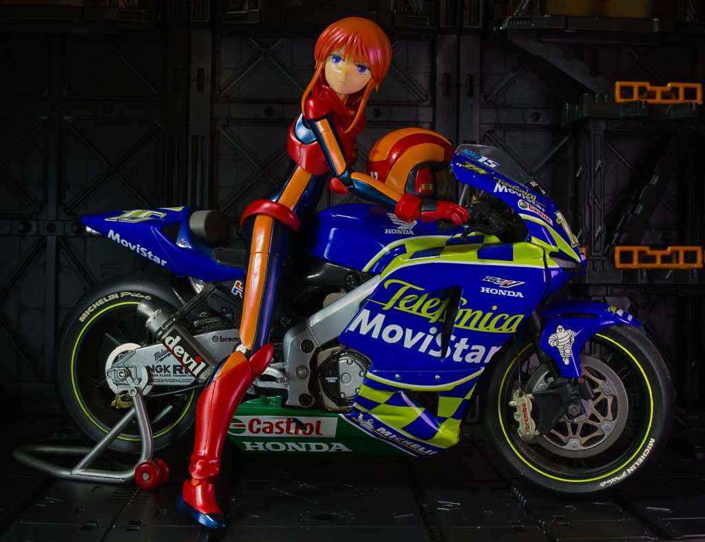 定番のバイクに乗せてみましたがテレフォニカ RC211Vしか無かったのでコレで。なんでモビスターカラーなんだよ!そこはレプソルにしろよ!