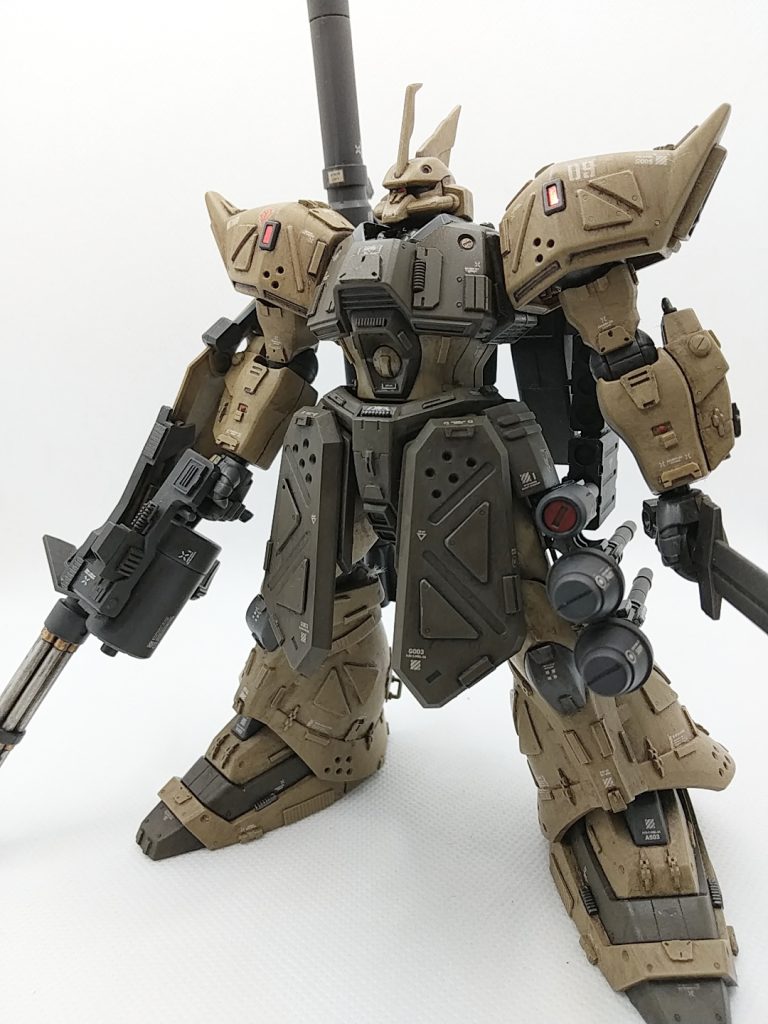 ガトリングシールドは以前のグフフライトタイプのあまりです。3連ガトリングがないので持ち方とかパーツ配置を変更しました。なおヒートサーベルは収納できません・・・