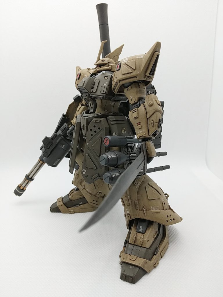 シュツルムファウストの一番上だけハンドグレネードなのは、バズーカの予備弾倉と干渉するからです・・・ちなみにこれはサザビーのファンネルにプラ棒さしただけの簡単グレネードです。