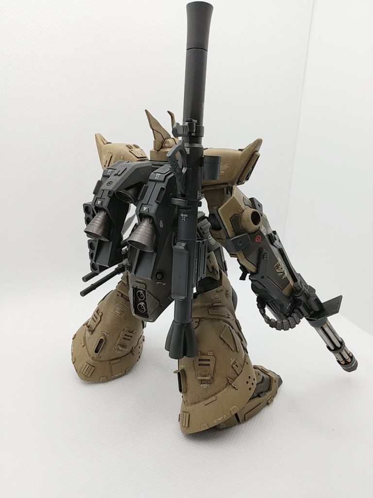 バックパックはジャンクパーツを組み合わせてバズーカを懸架しました。反対側は弾倉×2です。リアスカートも小型タンク埋めたりブチ穴あけたりしたんですけど、よく見えないですね。