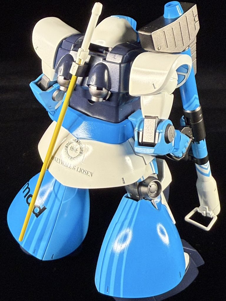 腰部後方:HONEYWALL & LIOSENジャイアントバズの開発・製造を行っているメーカーです。MGドムの説明書に記載があるんですが、ジャイアントバズの型番にはH&Lとあるのに企業フルネームはHONEYWALL & RIOSENと記載されています。LなのかRなのか、どっちにしろどちらかは誤植に違いないのでLに統一しました。ロゴはS&Wっぽさを意識して明朝体としています。