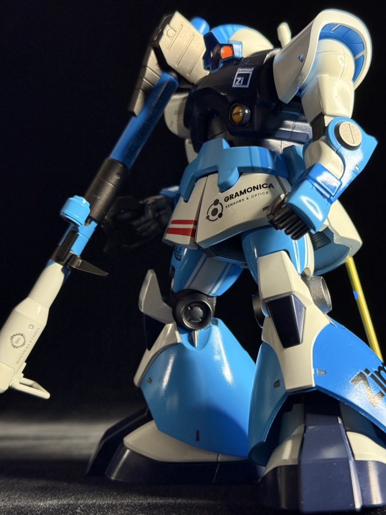 ジャイアントバズにもH&Lロゴとジャイアントバズ型番を配しています。今回の作成にあたってF1のマシンを調べたんですが、最近のマシンは軽量化 & スポンサーロゴの見やすさなどの理由で艶消し仕上げになっているそうですね。F1マシンといえば艶ありピカピカ!というイメージだったので艶ありにするか艶消しにするか迷ったんですが、当初の脳内イメージを優先して艶ありでの仕上げとしました。去年内には完成できるかなー……とか思っていて気付いたら2月になっていました。完成して次何作ろうかなと考えているこの瞬間が一番ワクワク感ありますね。