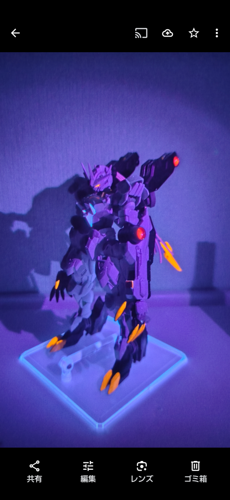 ブラックライトで光ります。