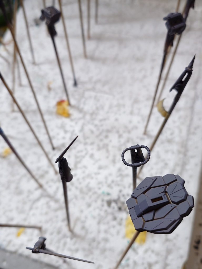 塗装の一手目はメカサフです、フレームも外装もメカサフで下地を作りました