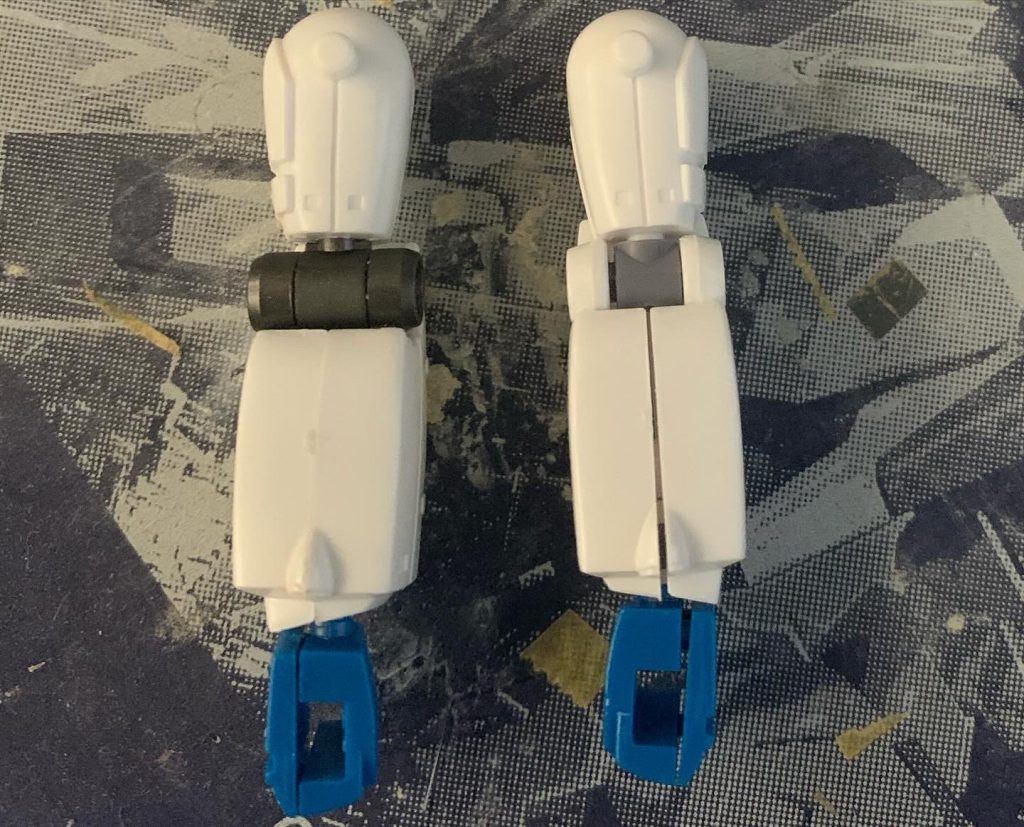 腕はHGUCνガンダムのジョイントを移植しました。