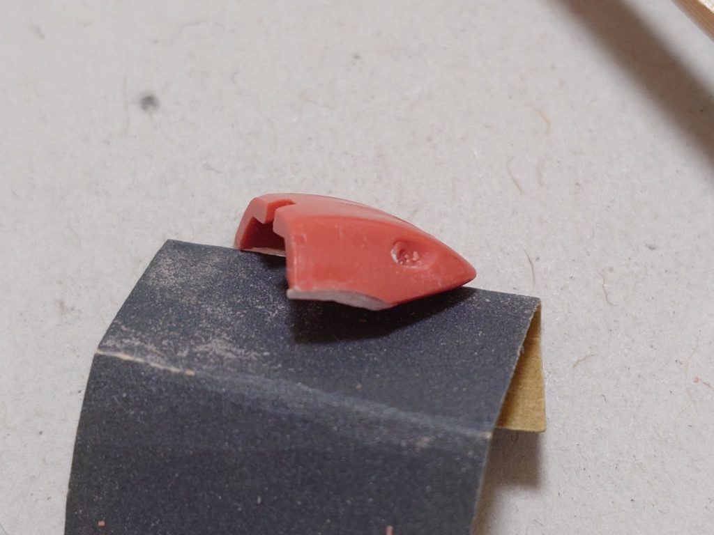 頭の改造個所です、この部分に0.3mmプラ板を貼り付けて少し上にあげてますこれでちょっとつぶれてる感があったモノアイ周りがはっきりします