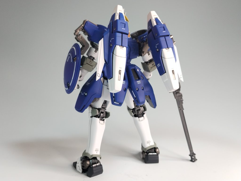 背面関節・内部フレームパーツはメタリック塗装、装甲パーツは艶消し、また各所にHQパーツのリベットパーツを追加しています。