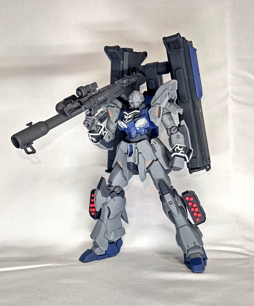 と言うわけで、全てを爆発させるために火力強化型ですバックパックの基部だけ残して、軸を追加してマルチプルミサイルランチャーを接続脚部にはスラスターの接続穴を利用してミサイルランチャー追加ミサイルランチャーはスクラッチです 